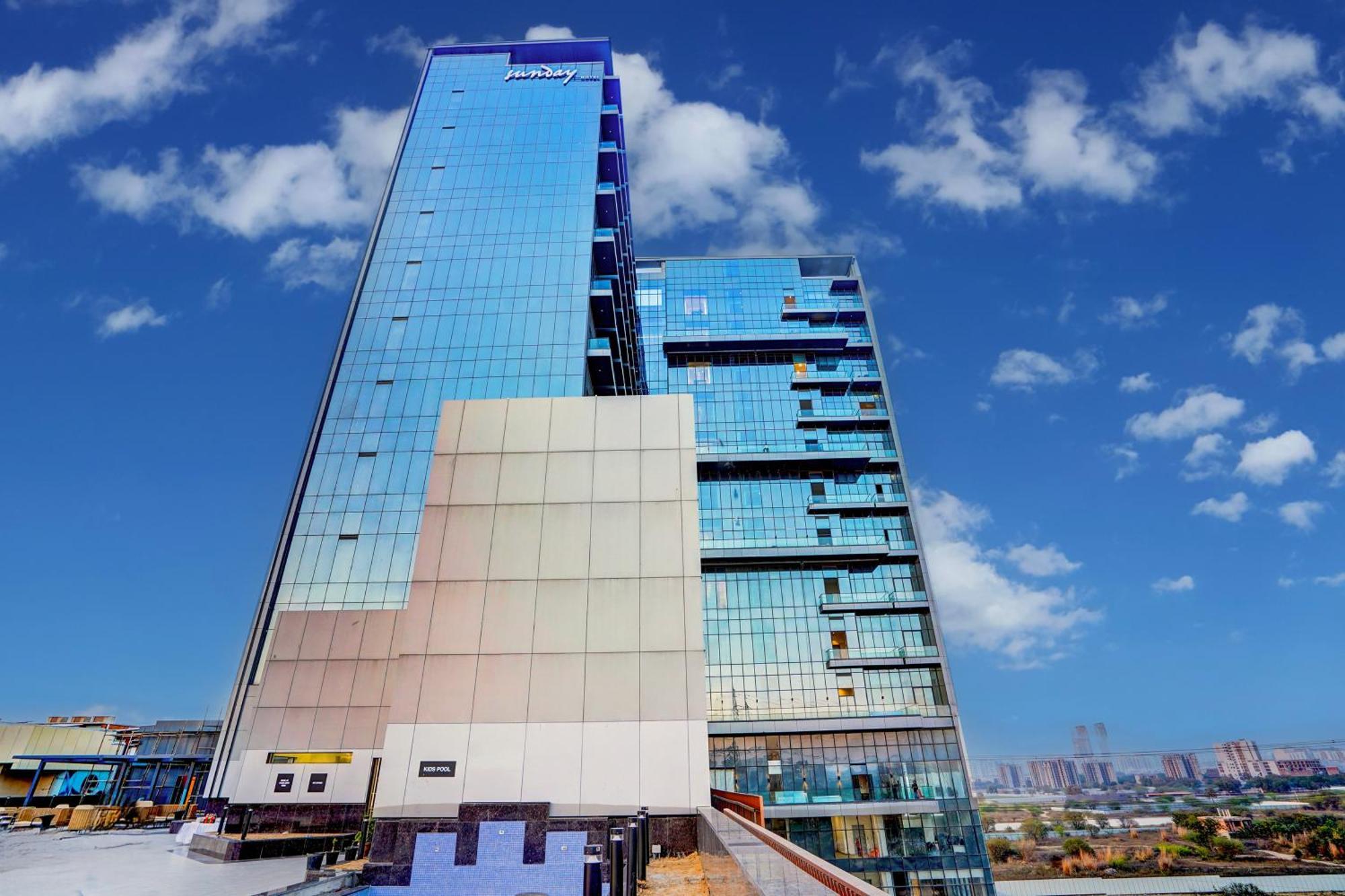 Sunday Hotels And Residences Gurgáon Kültér fotó
