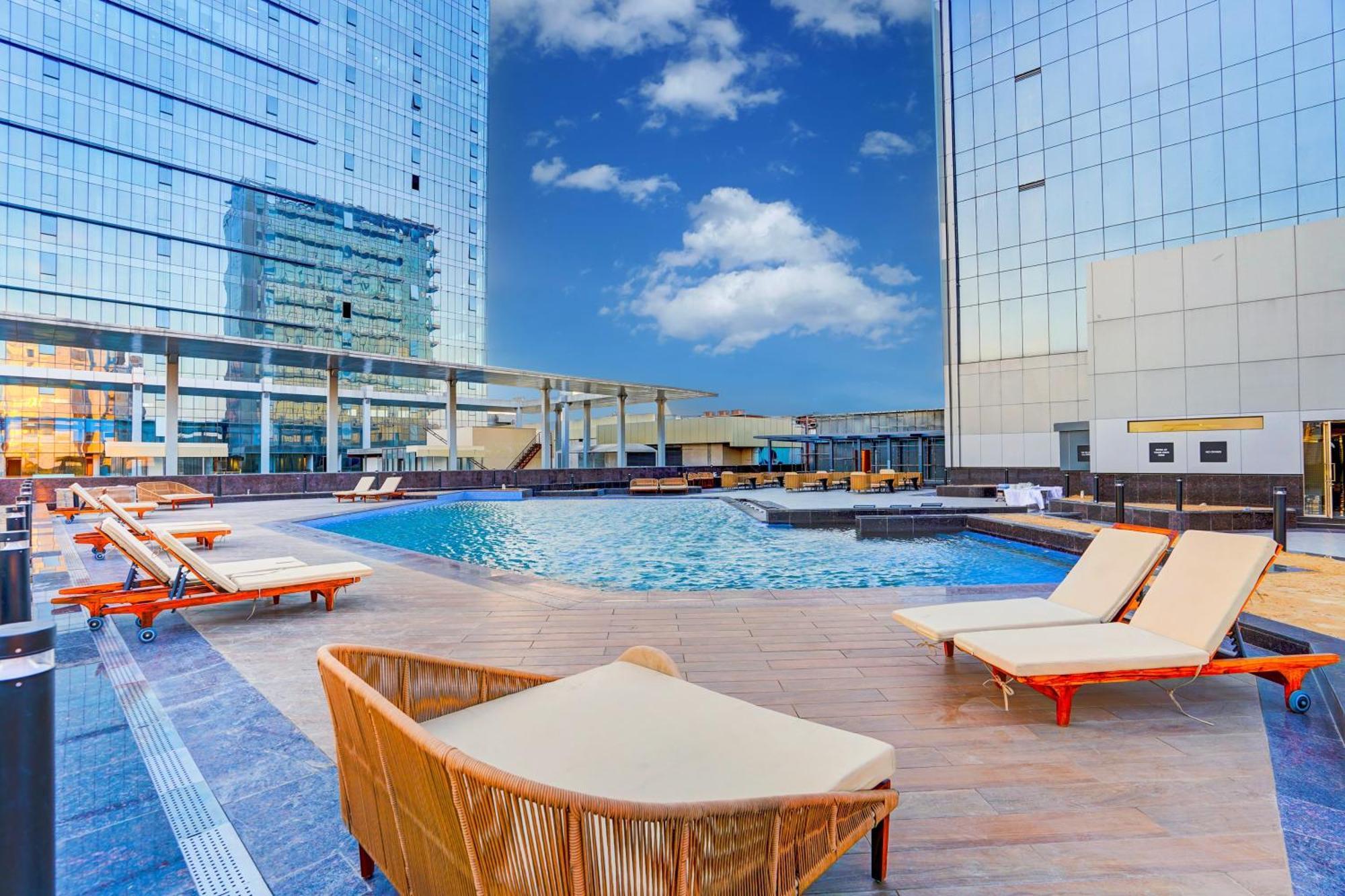 Sunday Hotels And Residences Gurgáon Kültér fotó